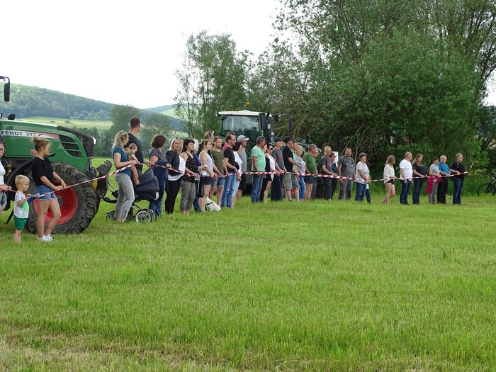 50 Teilnehmende und zwei Traktoren protestierten in Obermaßfeld gegen die geplante Ortsumgehung Obermaßfeld-Grimmenthal